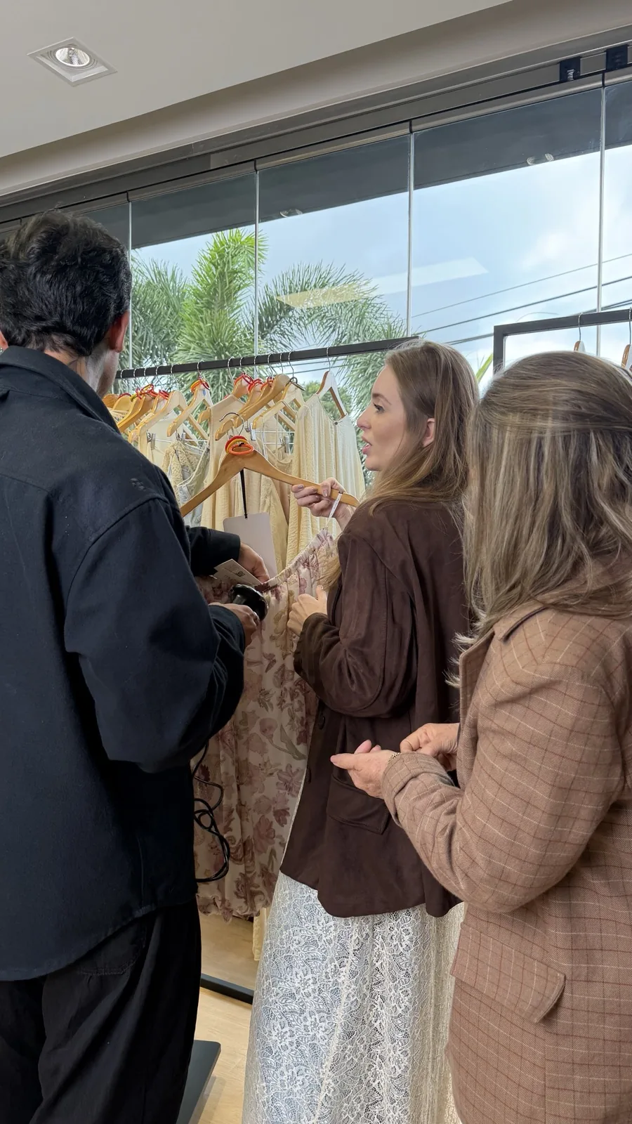 Bastidores da curadoria — análise de peças com a equipe