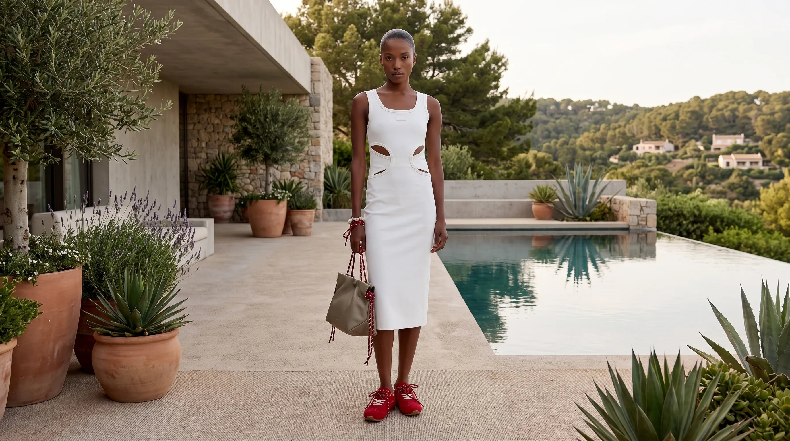 Easy — vestido branco recortes, villa com piscina
