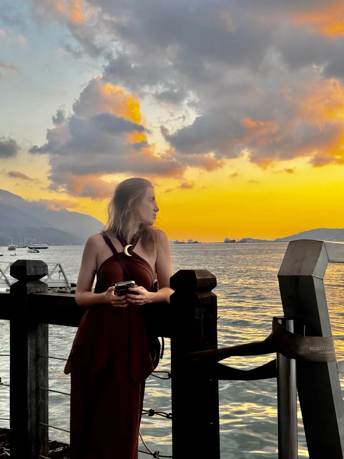 Look Sal da Terra — vestido bordeaux ao pôr do sol