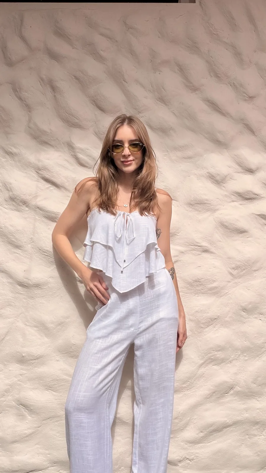 Look Sal da Terra — conjunto branco com babados e calça