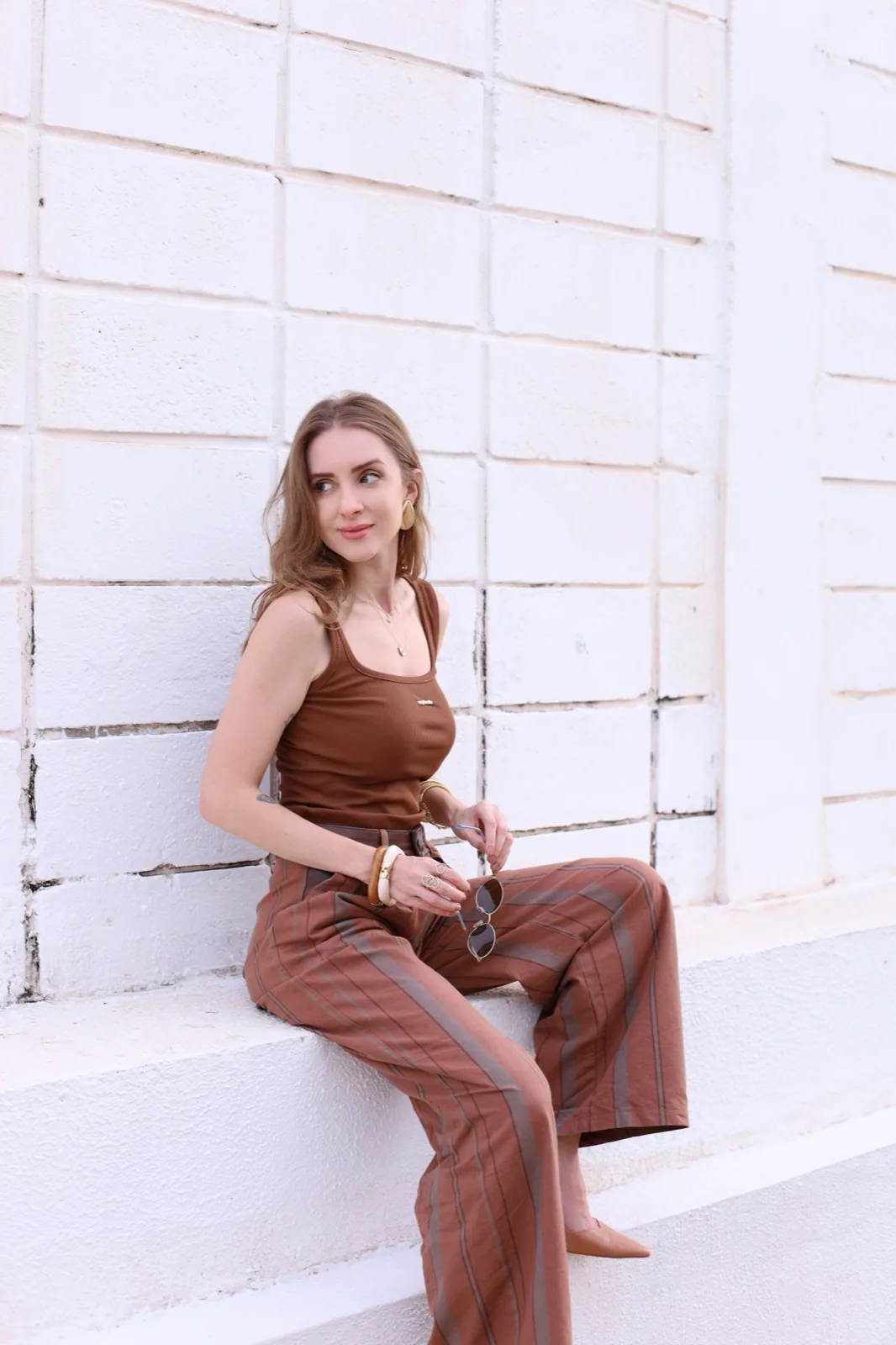 Look Sal da Terra — monocromático marrom com calça pantalona