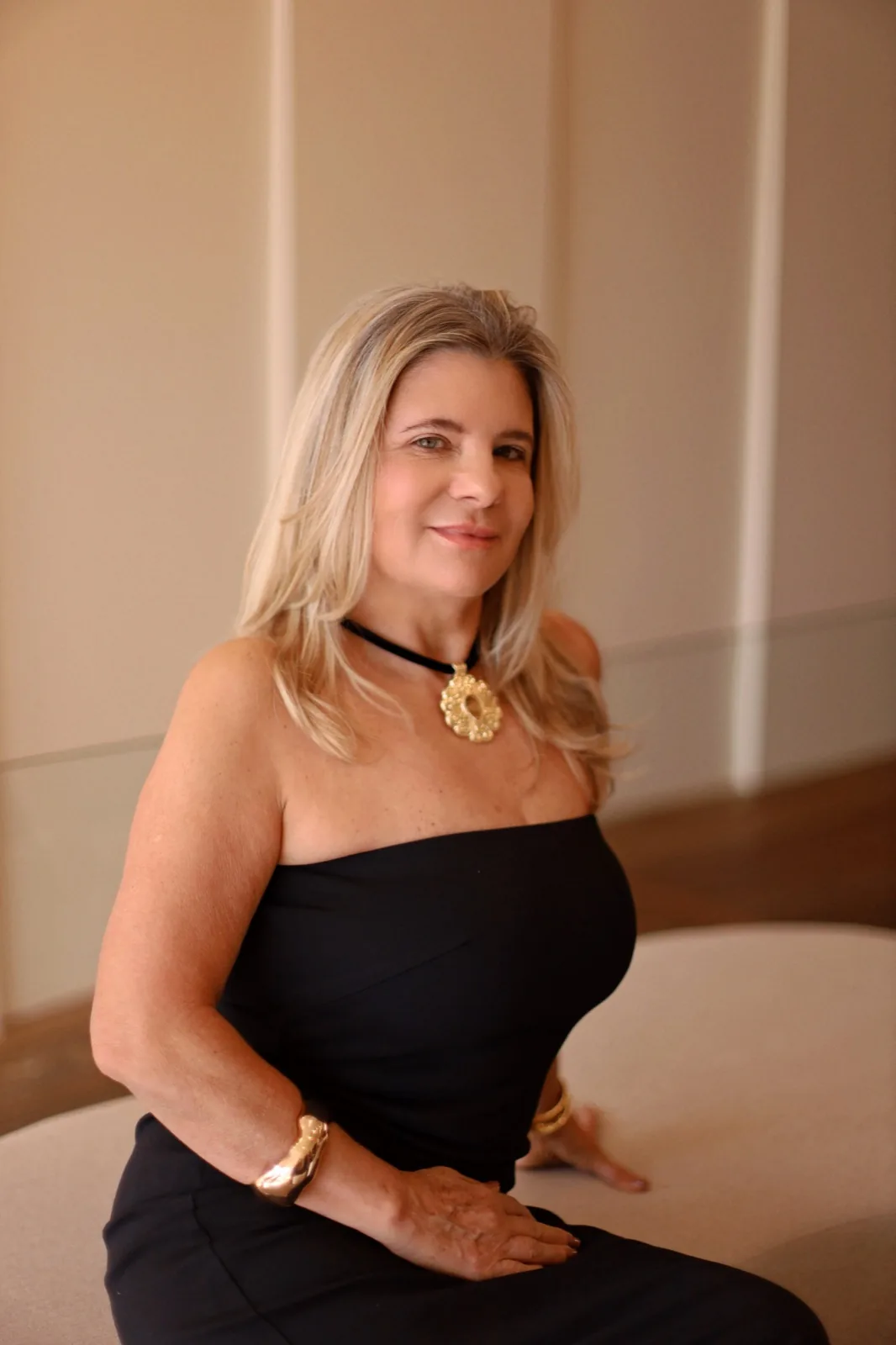 Look Sal da Terra — vestido tomara-que-caia preto com colar dourado