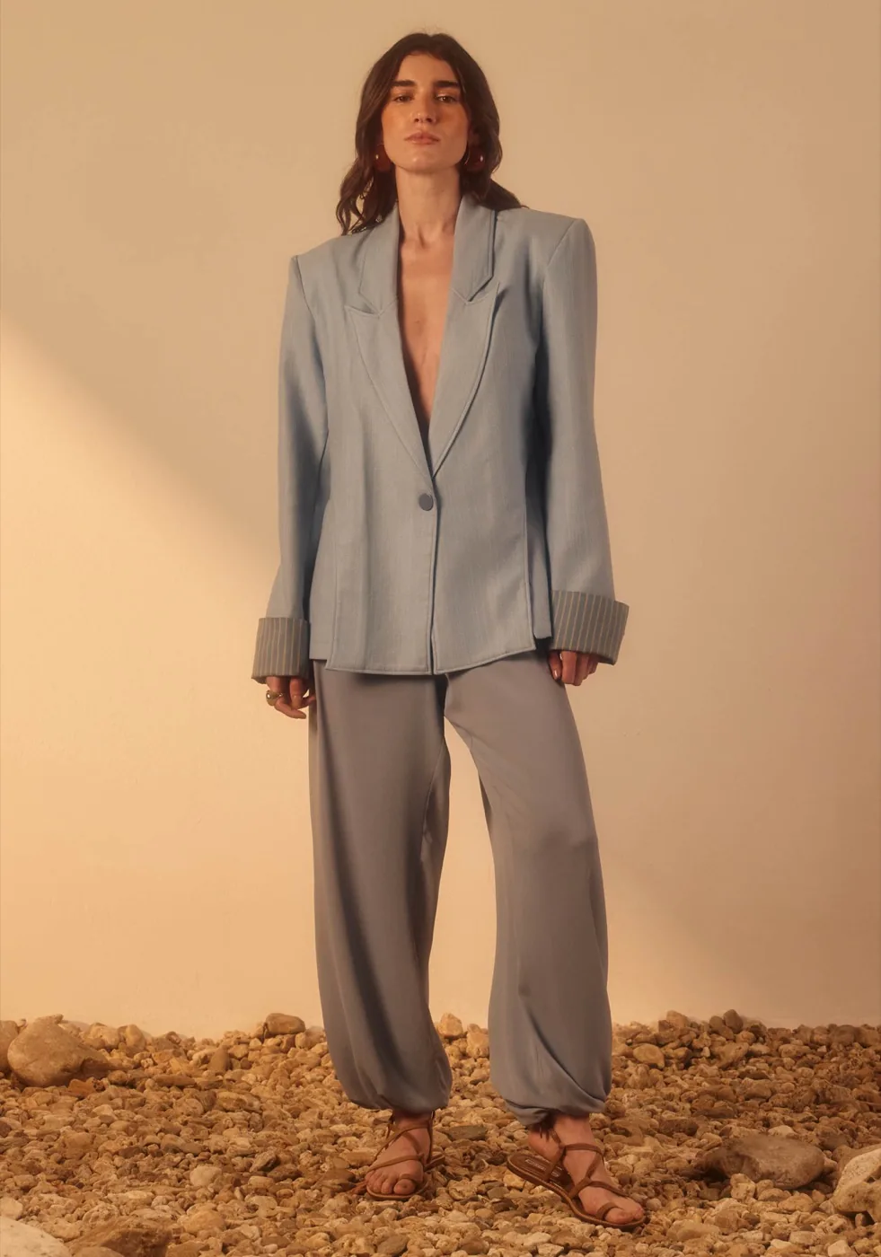 My Favorite — blazer azul + calça cinza larga, terreno rochoso