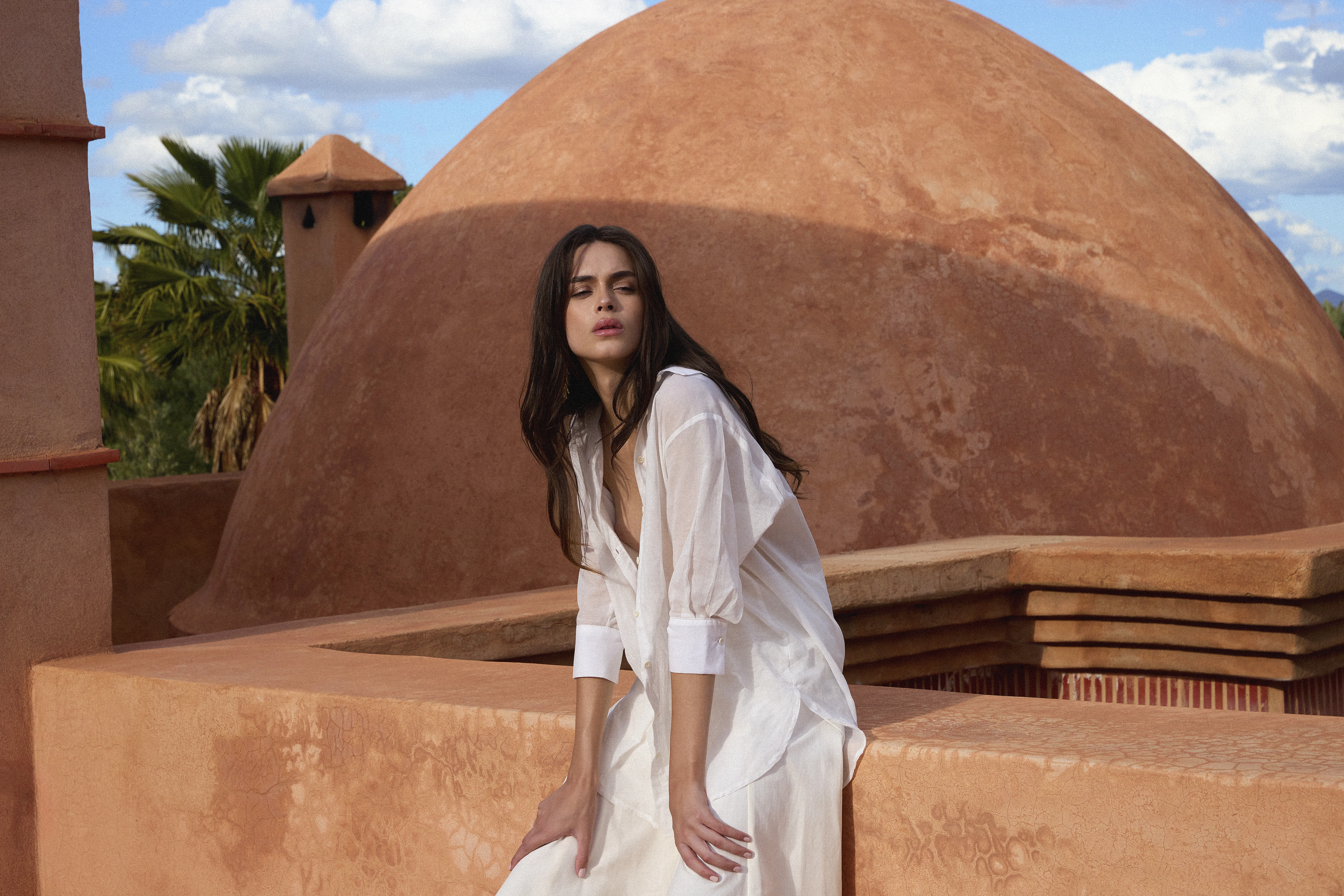 Sommer — look branco camisa oversized e saia, terraço de riad marroquino